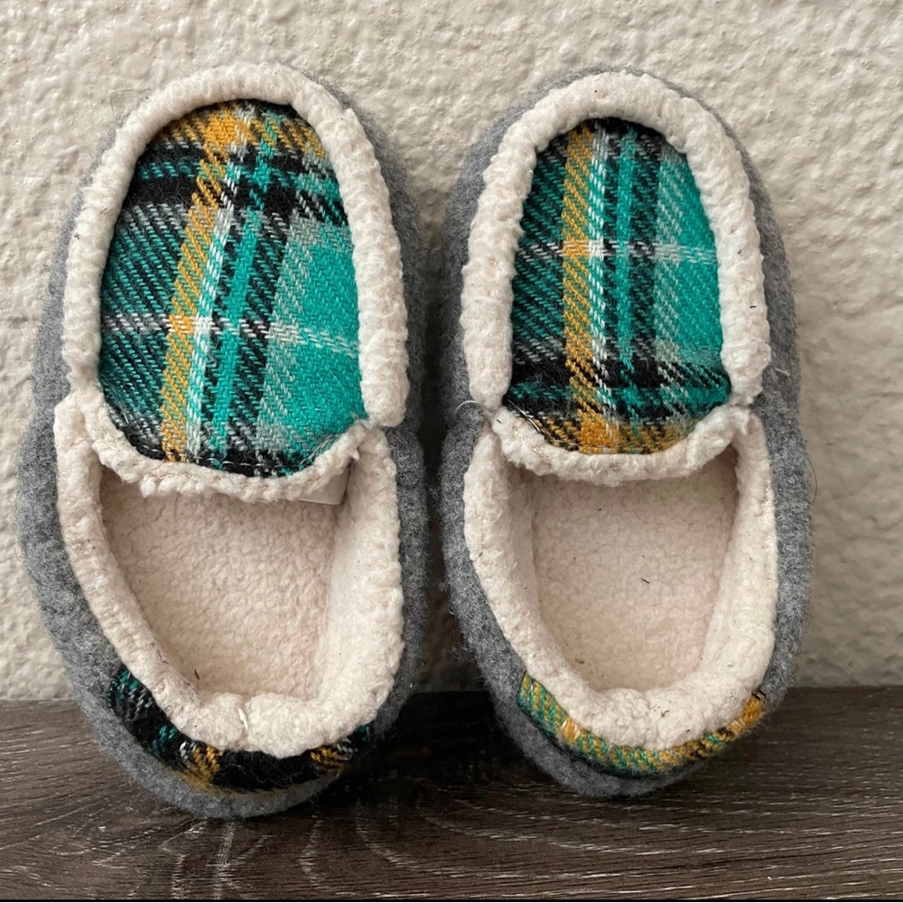 Dear Foams Toddler slippers
Great condition 
Size 7-8